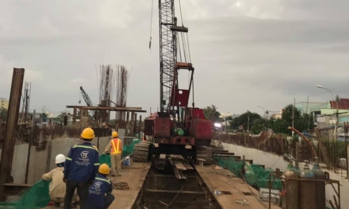 Cần cẩu dự án chống ngập 10.000 tỷ đồng đổ xuống nhà dân: Thông tin mới nhất