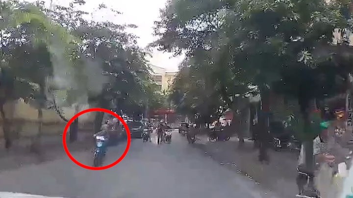 Clip: Thanh niên đâm phải ô tô sau khi giơ 'ngón tay thối' thách thức công an