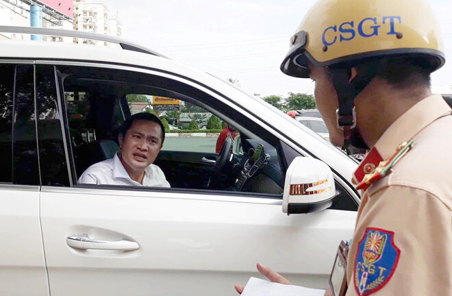 Video: Chủ xe cố thủ trên Mercedes GLS giá 5 tỷ, đề nghị CSGT cẩu cả người về đồn