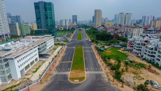 Video: Cận cảnh tuyến đường 8 làn sắp thông xe ở Hà Nội