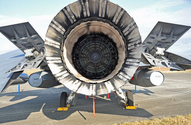 Video: Tiêm kích F-16C Mỹ rách đuôi, phải hạ cánh khẩn cấp