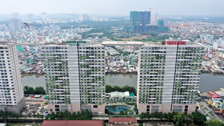 Hợp long cầu dây văng nối liền Sky Park 5.000m2 tại dự án Diamond Lotus Riverside, Quận 8