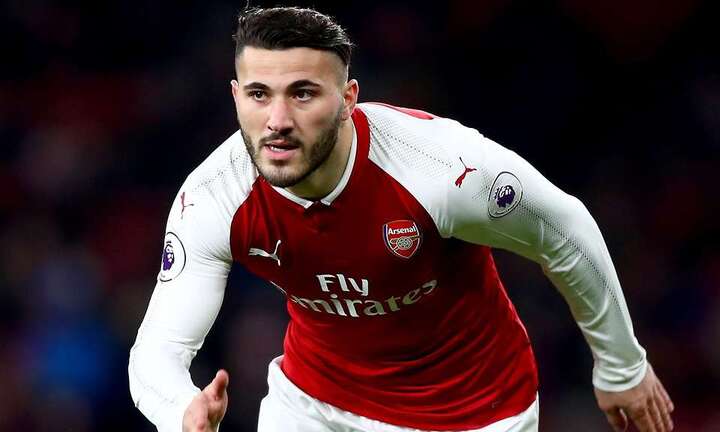 Dòng máu chiến binh của hậu vệ Arsenal đánh cướp, cứu mạng Mesut Ozil