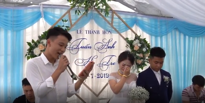 Cô dâu khóc nấc trong lễ cưới khi em trai đọc tâm thư bố gửi
