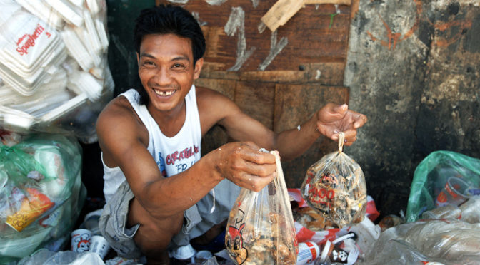 Video: Bữa ăn với thịt từ bãi rác của người nghèo ở Philippines