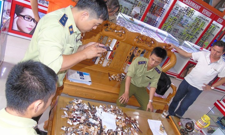 Hàng nghìn đồng hồ giả bày bán tràn lan ở Quảng Nam