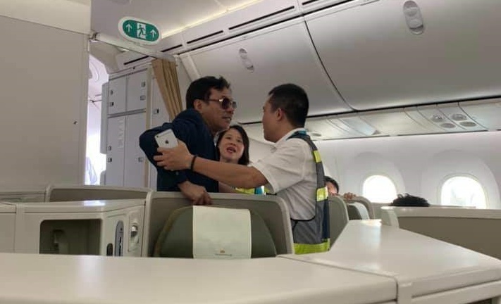 Khách thương gia say xỉn, sàm sỡ cô gái trẻ trên máy bay là đại gia bất động sản Đất Lành