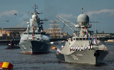 43 chiến hạm duyệt binh trên biển ở St. Petersburg chào mừng Ngày Hải quân Nga
