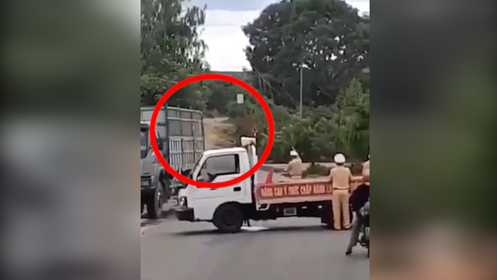 Clip: Hãi hùng xe khách đâm thẳng vào xe chuyên dụng, một CSGT văng xa chục mét
