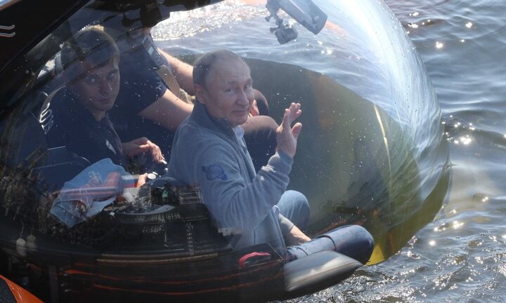 Video: Tổng thống Putin lặn xuống vịnh Phần Lan, thăm tàu ngầm bị chìm trong chiến tranh