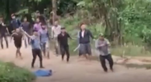 Clip: Nhóm giang hồ kéo nhau đi giải quyết mâu thuẫn, nổ súng liên tiếp vào đối thủ