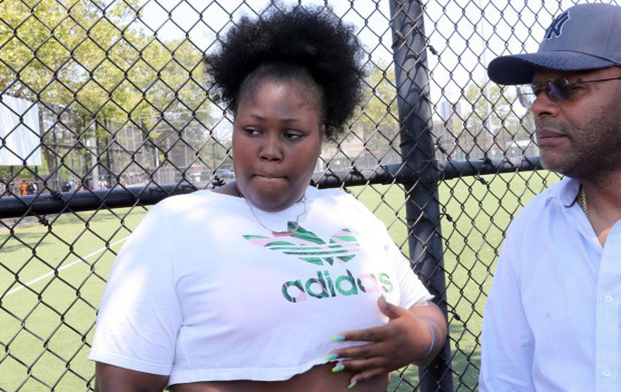 Cô gái thoát chết trong vụ xả súng nhờ… mặc áo ngực