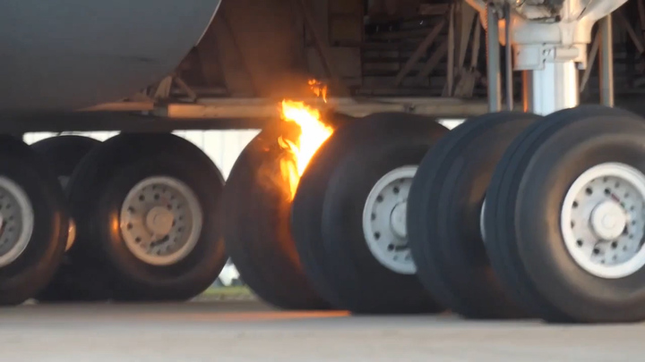 Video: Siêu vận tải cơ Mỹ cháy càng đáp khi hạ cánh