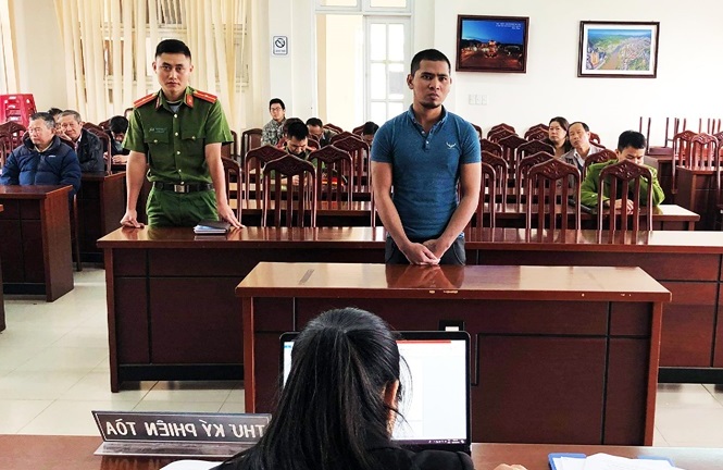 Đánh công an khi bị nhắc nhở hát hò gây mất trật tự đô thị, kẻ côn đồ lĩnh án tù