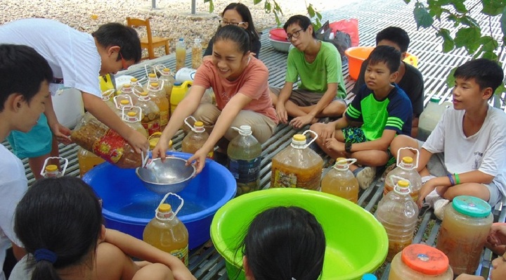 Trường dạy học sinh tái chế rác, cấm phụ huynh tặng hoa để giảm nilon