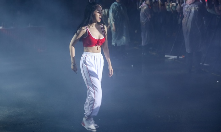 Bất chấp mưa, Big Daddy – Emily cùng dàn sao vẫn đốt cháy sân khấu Phố Hàng Nóng Sài Gòn