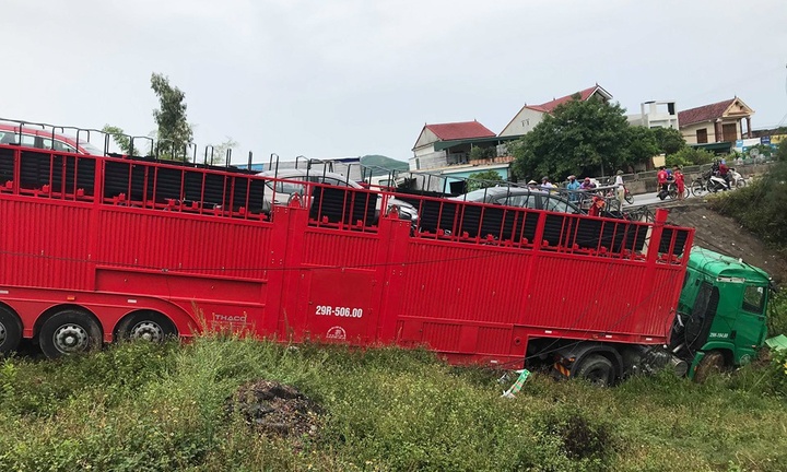 Xe đầu kéo đâm gãy cột điện rồi lao xuống cầu ở Hà Tĩnh