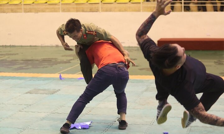 Video: Chiến sĩ công an dùng võ hạ gục 3 kẻ côn đồ cầm kiếm