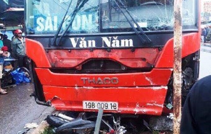 Clip: Khoảnh khắc xe 'điên' lao tốc độ kinh hoàng vào chợ, 5 người thương vong ở Gia Lai