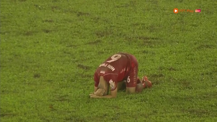 Video: Vũng nước khiến Hải Phòng nhận bàn thua đau phút bù giờ