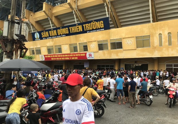 Sốt vé tại Thiên Trường, người dân bất lực nhìn phe vé đẩy giá gấp 5 lần