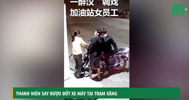 Video: Thanh niên say rượu đốt xe máy tại trạm xăng
