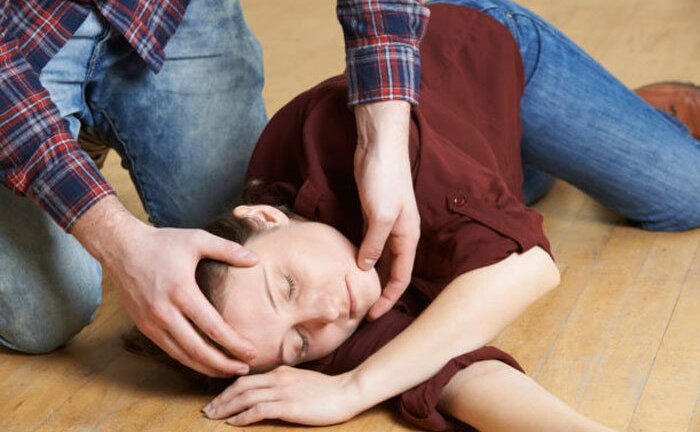 Cách sơ cứu người bị co giật, đe dọa ‘nuốt lưỡi’ thế nào cho đúng?