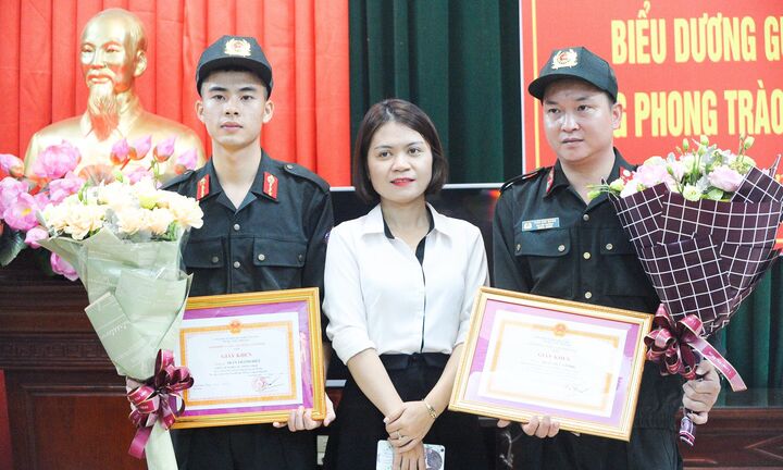 Khen thưởng chiến sĩ công an cứu cổ động viên nhí ngất xỉu trong trận Nam Định vs HAGL
