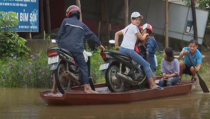 Video: Dân Thanh Hóa chèo thuyền chở xe máy qua quốc lộ bị ngập sâu
