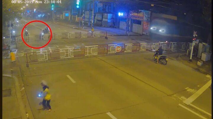 Clip: Vượt barie đường sắt kiểu tự sát, người đàn ông bị tàu hỏa đâm chết