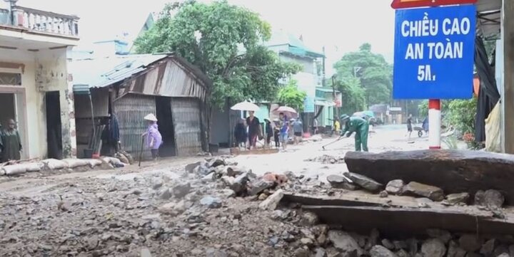 Video: Sạt lở hàng trăm điểm, huyện biên giới Thanh Hóa bị cô lập