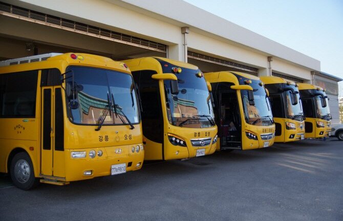 Các nước phòng tránh trẻ bị bỏ quên trên xe buýt trường học thế nào?