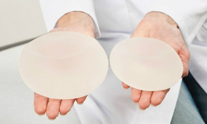 Bà mẹ trẻ gặp biến chứng nguy hiểm sau nâng ngực, nhập viện khẩn cấp