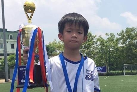 9 tiếng tìm đường về nhà của cậu bé bị bỏ quên trên xe buýt của trường