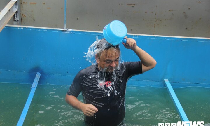 Video: Chuyên gia Nhật Bản bơi lội, tắm gội bằng nước sông Tô Lịch