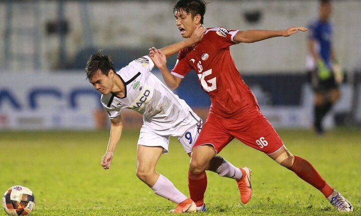 Video: Văn Toàn ngã trong vòng cấm, HAGL mất phạt đền?