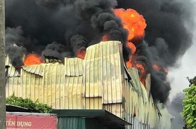Clip: Cháy kho xưởng gần Aeon Mall Long Biên, khói đen cuồn cuộn cao ngút trời