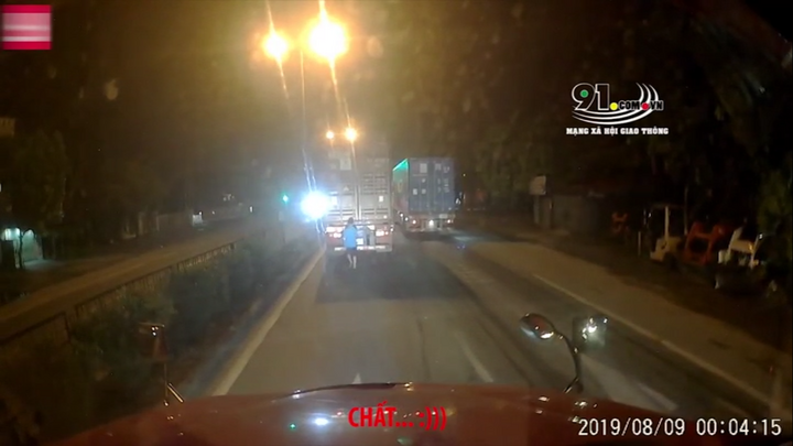Clip: Container đấu đèn đuôi gây chói mắt, tài xế phía sau dùng sơn đen để giải quyết