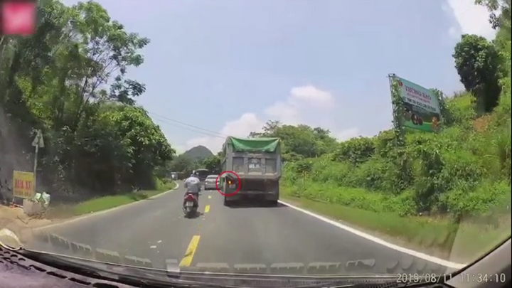 Clip: Xi nhan phải không cho vượt, hành động của tài xế xe ben gây cảm kích