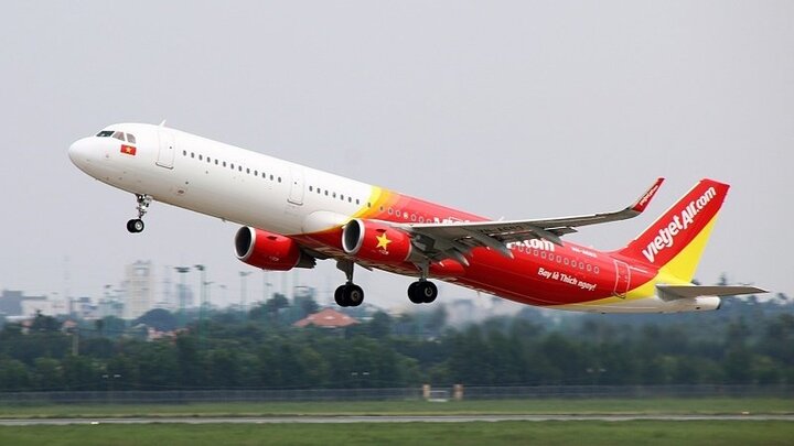 Máy bay bị trễ, Vietjet Air phát cơm phục vụ hành khách