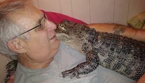 Người đàn ông tự chữa trầm cảm bằng cách nuôi cá sấu