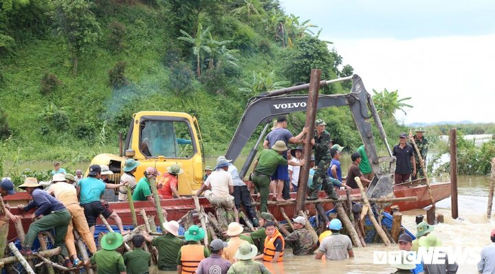 Vỡ đê bao ở Đắk Lắk: Nước mắt hòa chung nước lũ