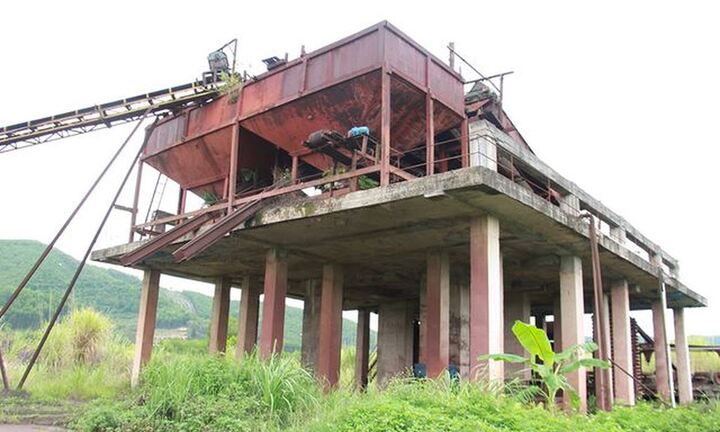 Video: 80.000 tấn quặng sắt phơi sương bên nhà máy 150 tỷ hoang phế ở Hà Tĩnh