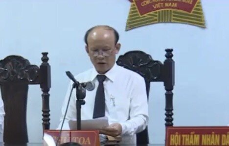 Nguyên chánh án huyện bị tố mua dâm ngồi ghế chủ tọa xử án hiếp dâm