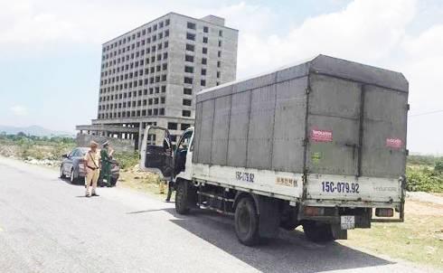 Truy tìm tài xế xe tải chở rượu và thuốc lá nhập lậu bỏ trốn