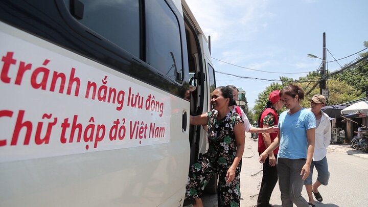 Xe buýt có khăn lạnh, nước mát miễn phí cho người dân tránh nóng ở Hà Nội