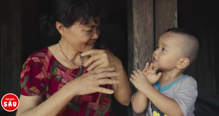 Video cảm động về tình mẫu tử khiến người xem rơi nước mắt