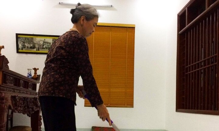 Bác sĩ giúp cụ già muốn đi phải có người dìu, nay tự đạp xe đi chơi