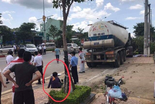 Clip: Bị xe bồn cuốn vào gầm, người phụ nữ đi xe đạp điện thoát chết thần kỳ