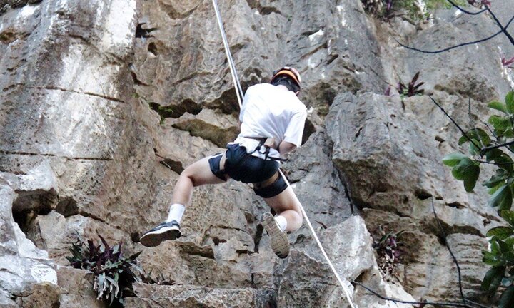 Sa thải hướng dẫn viên nhổ nước bọt vào du khách ở Đà Nẵng